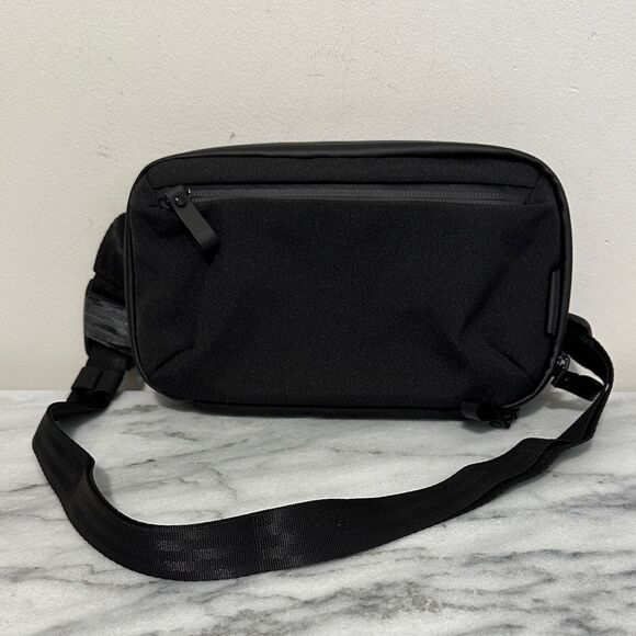 Alpaka keep moving forward Black Crossbody Bag NEW no tag unisex - Picture 1 of 12